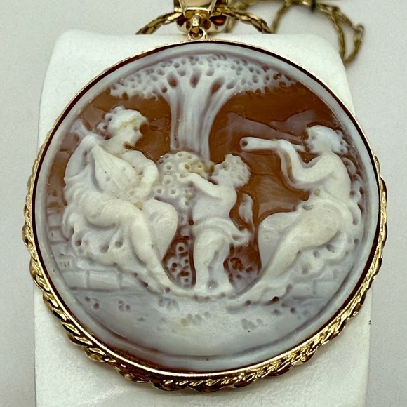 Vintage 14K Gold Shell Cameo Pendant Carole Mack Signed Cherub Giving Flowers - Picture 4 of 11